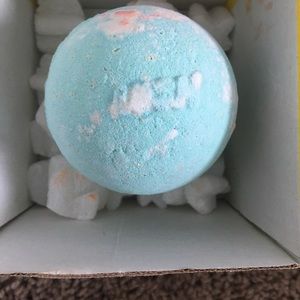 Lush bath bomb